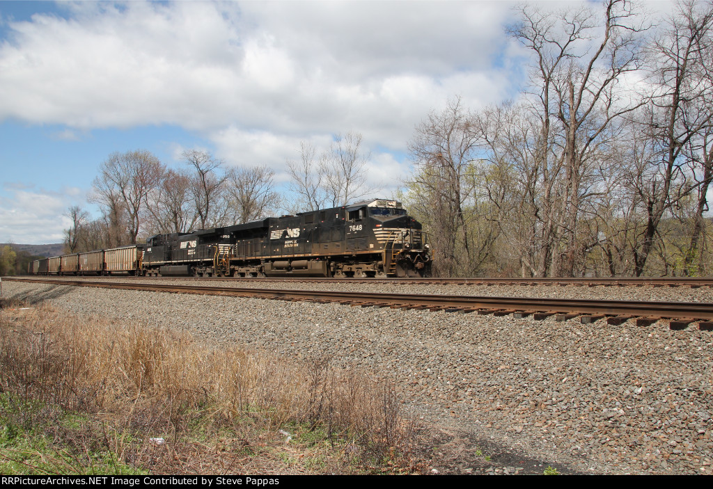 NS 7648 leads train 594 east with coal loads